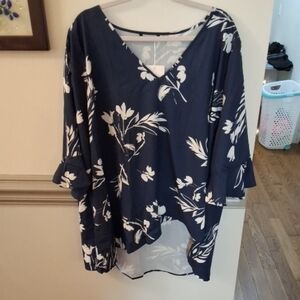 BloomChic Navy and White Floral V-Neck Tunic